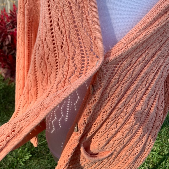 VINTAGE HANDMADE KNIT CARDIGAN WITH SCALLOPED NECKLINE. EXCELLENT CONDITION - Picture 9 of 14